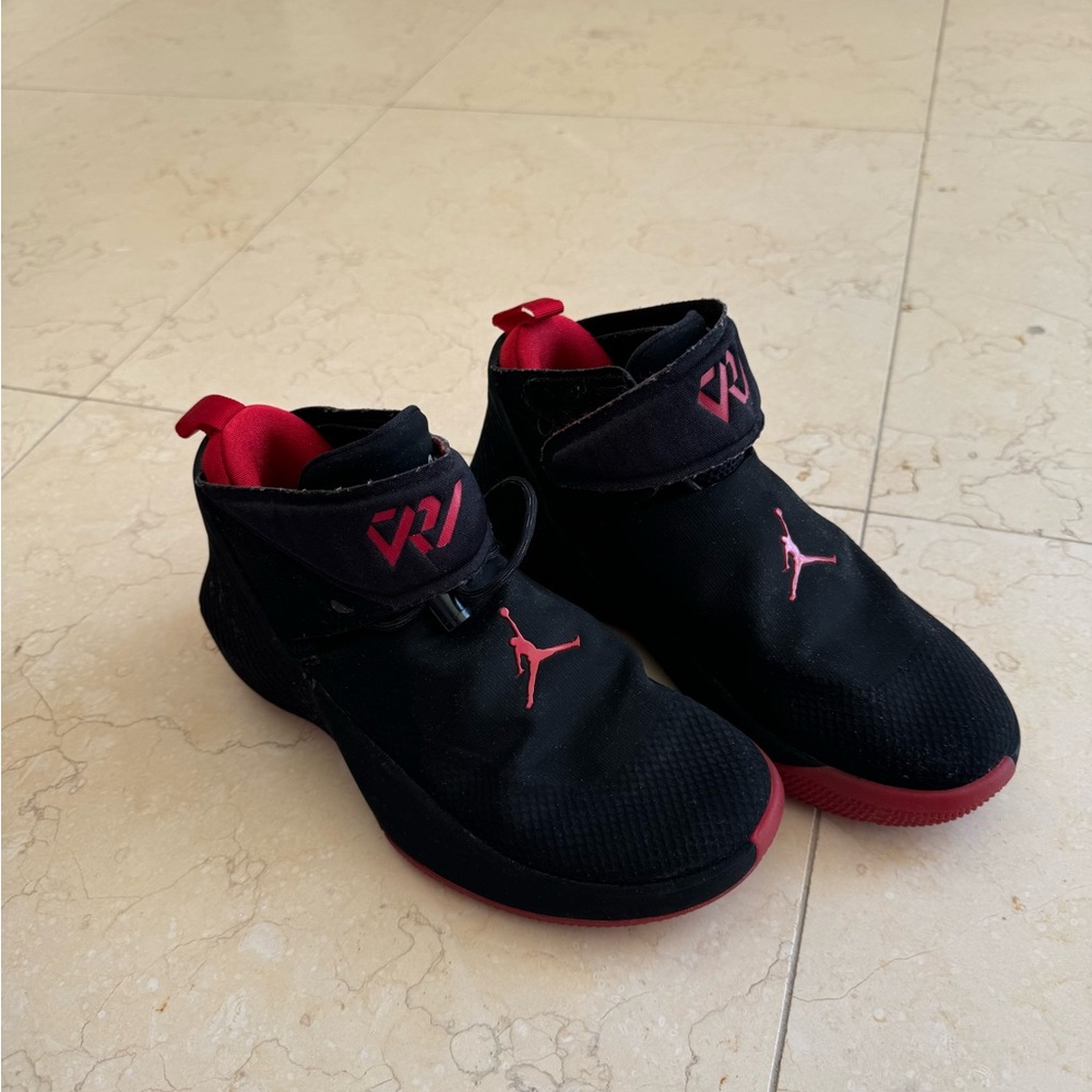 Jordan shoes boys size 5Y (37.5)